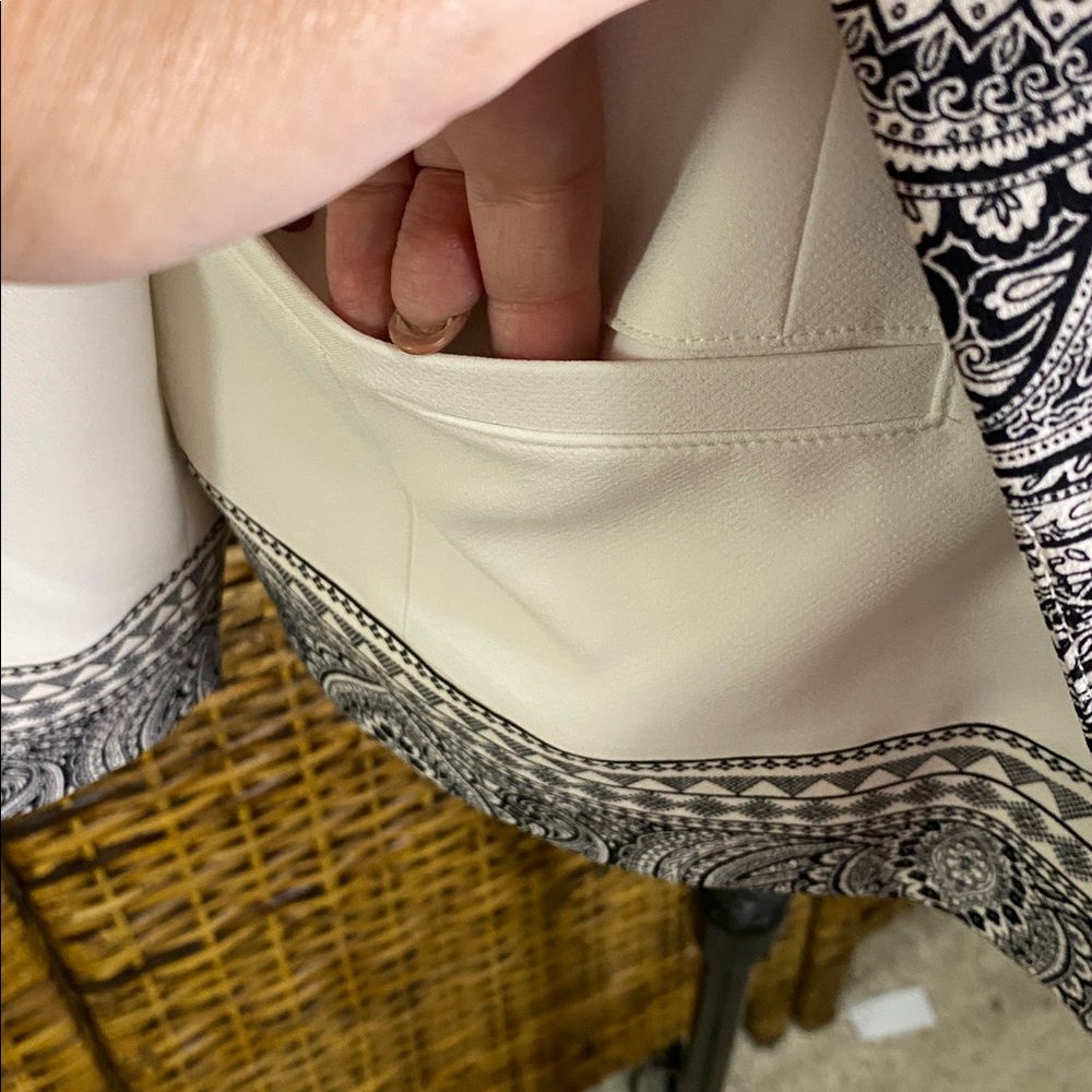 EUC Chico’s white, black lapel design, fully lined jacket blazer Chico size 2 L - Picture 3 of 10